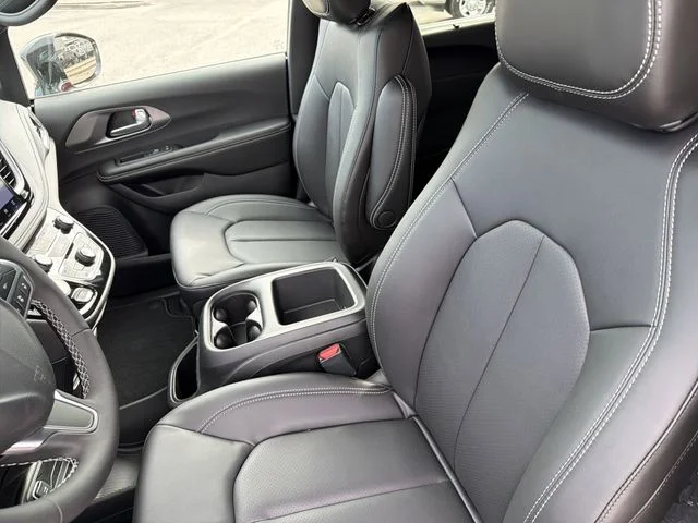 New 2026 Red Hot Pearl-Coat Exterior Paint Chrysler Select image 20