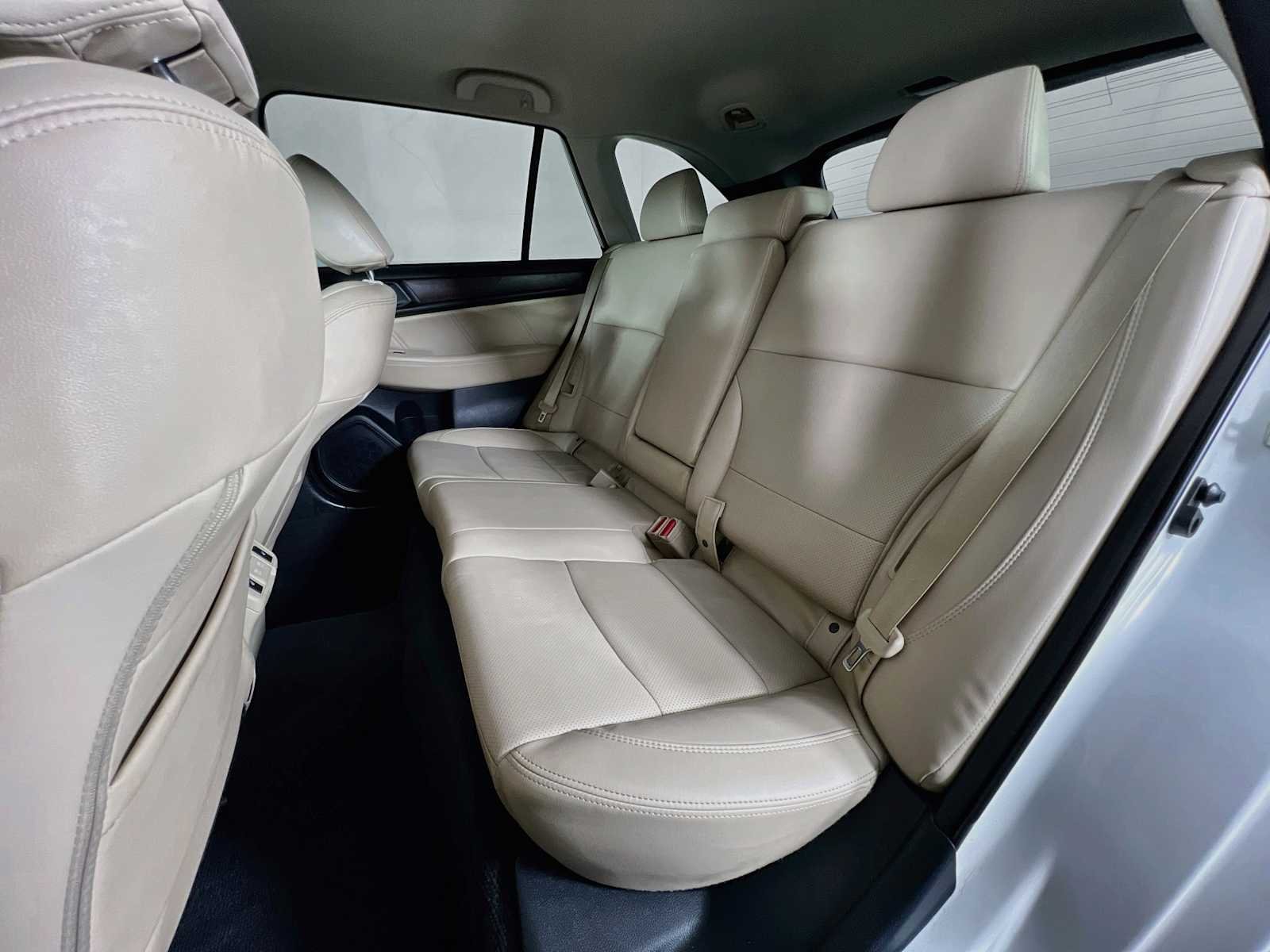 Used 2019 Crystal White Pearl Subaru Limited image 26