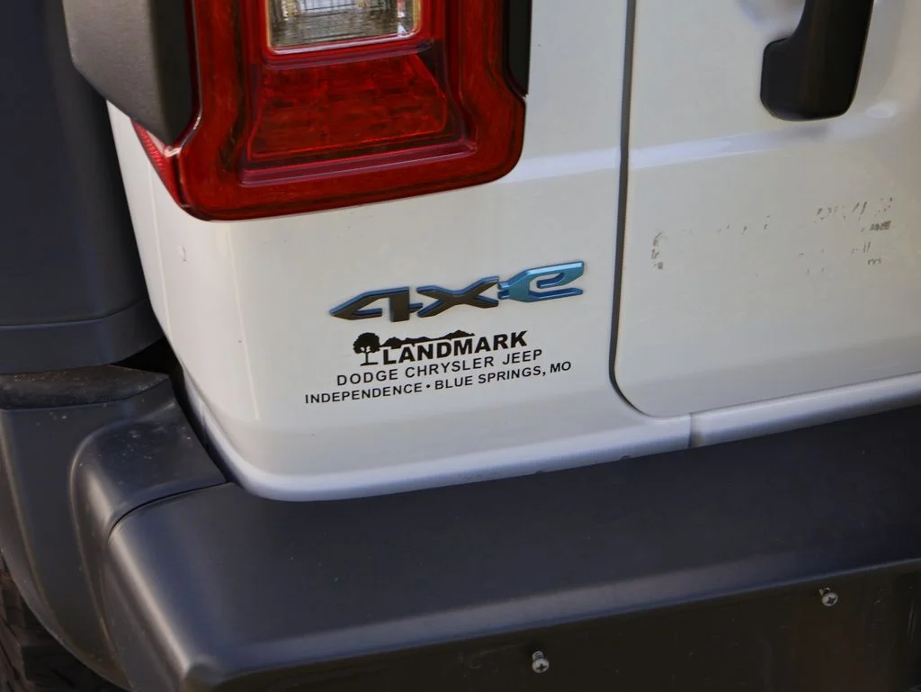 Used 2022 White Jeep Unlimited Rubicon 4xe image 17