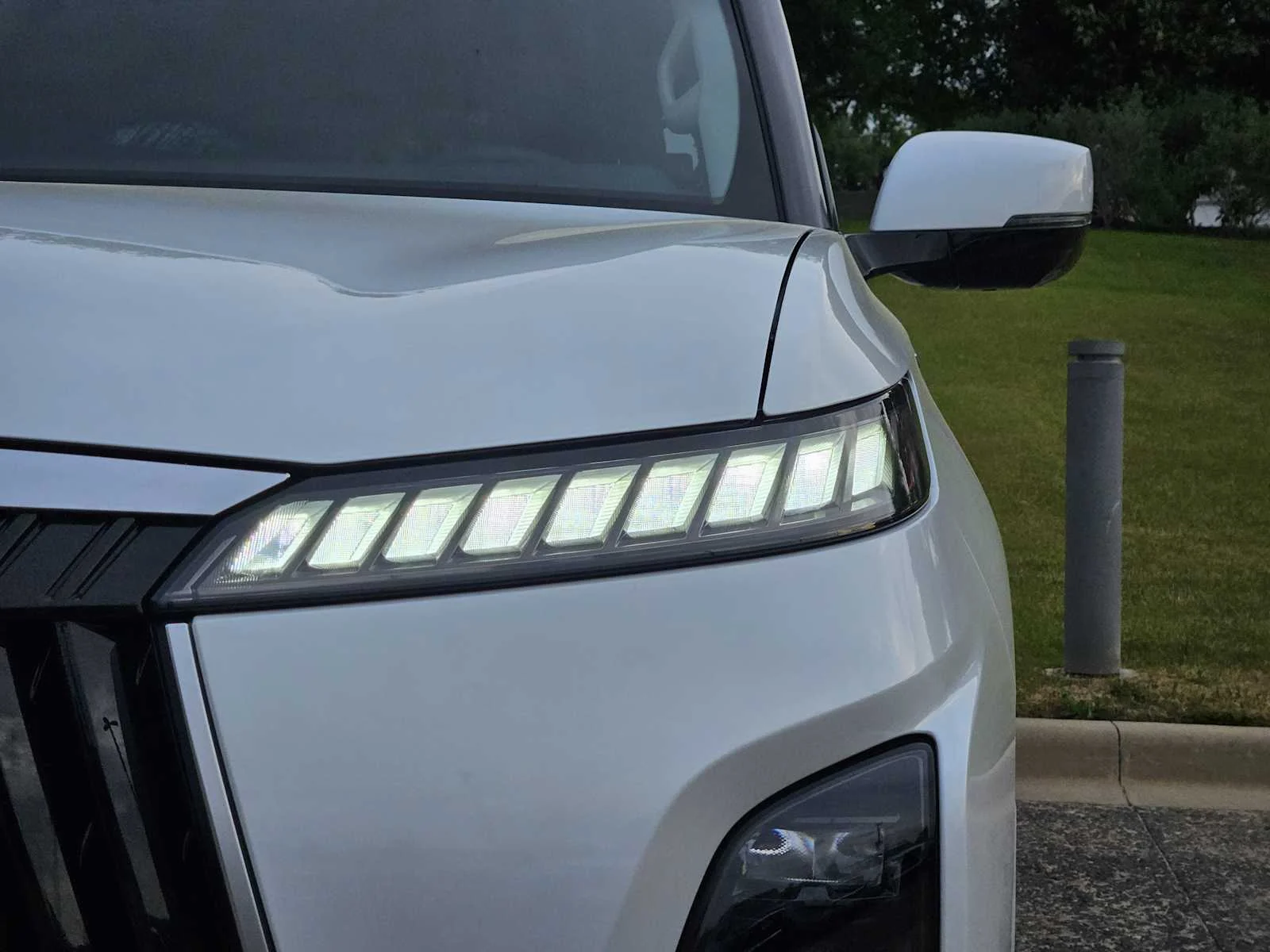 New 2026 RADIANT WHITE INFINITI Luxe 2WD image 5