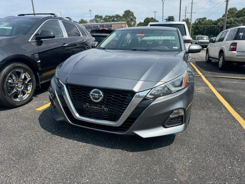 Used 2019 Gray Metallic Nissan 2.5 S image 4