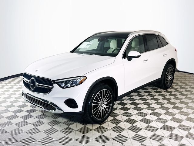 New 2026 MANUFAKTUR Moonlight White Metallic Mercedes-Benz GLC 300 image 3