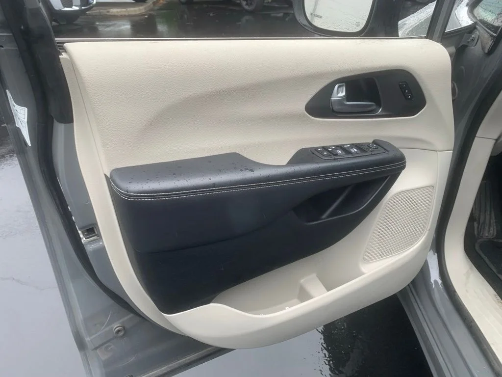 Used 2023 Ceramic Gray Clearcoat Chrysler Touring L image 11