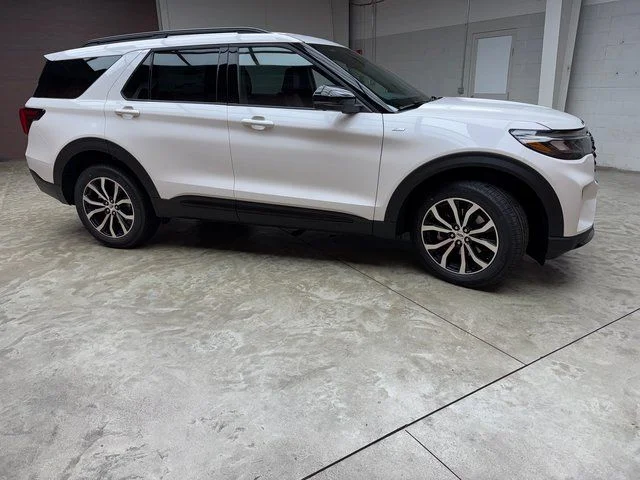 New 2026 Star White Metallic Tri-Coat Ford ST-Line image 6