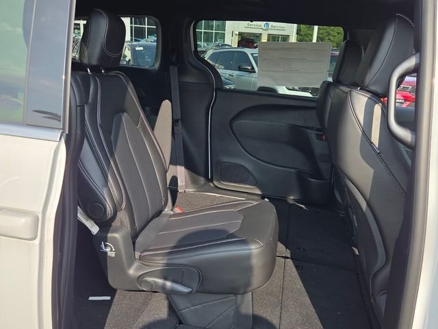2026 Chrysler Pacifica Select - Photo 16