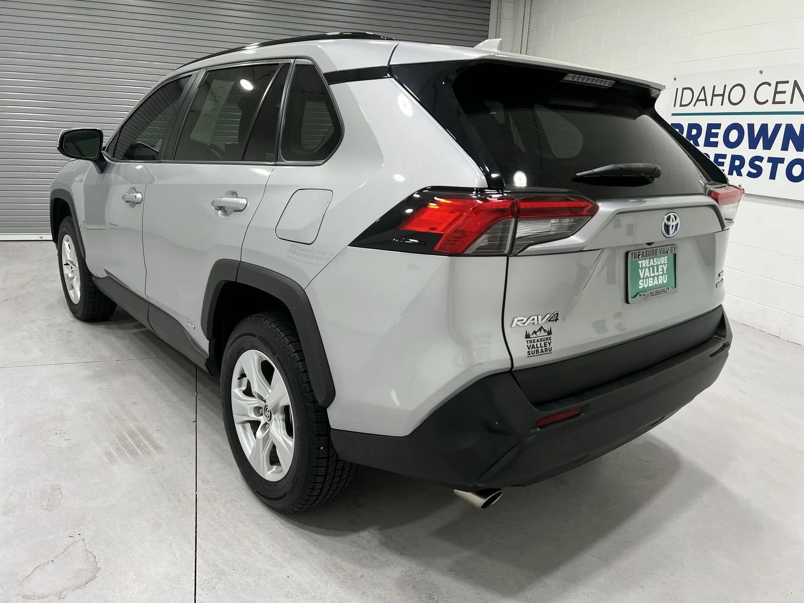 Used 2020 Silver Toyota XLE image 6