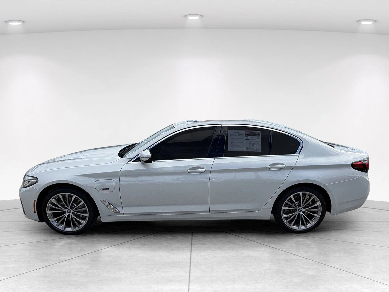 Certified Used 2023 Mineral White Metallic BMW 530e iPerformance image 7