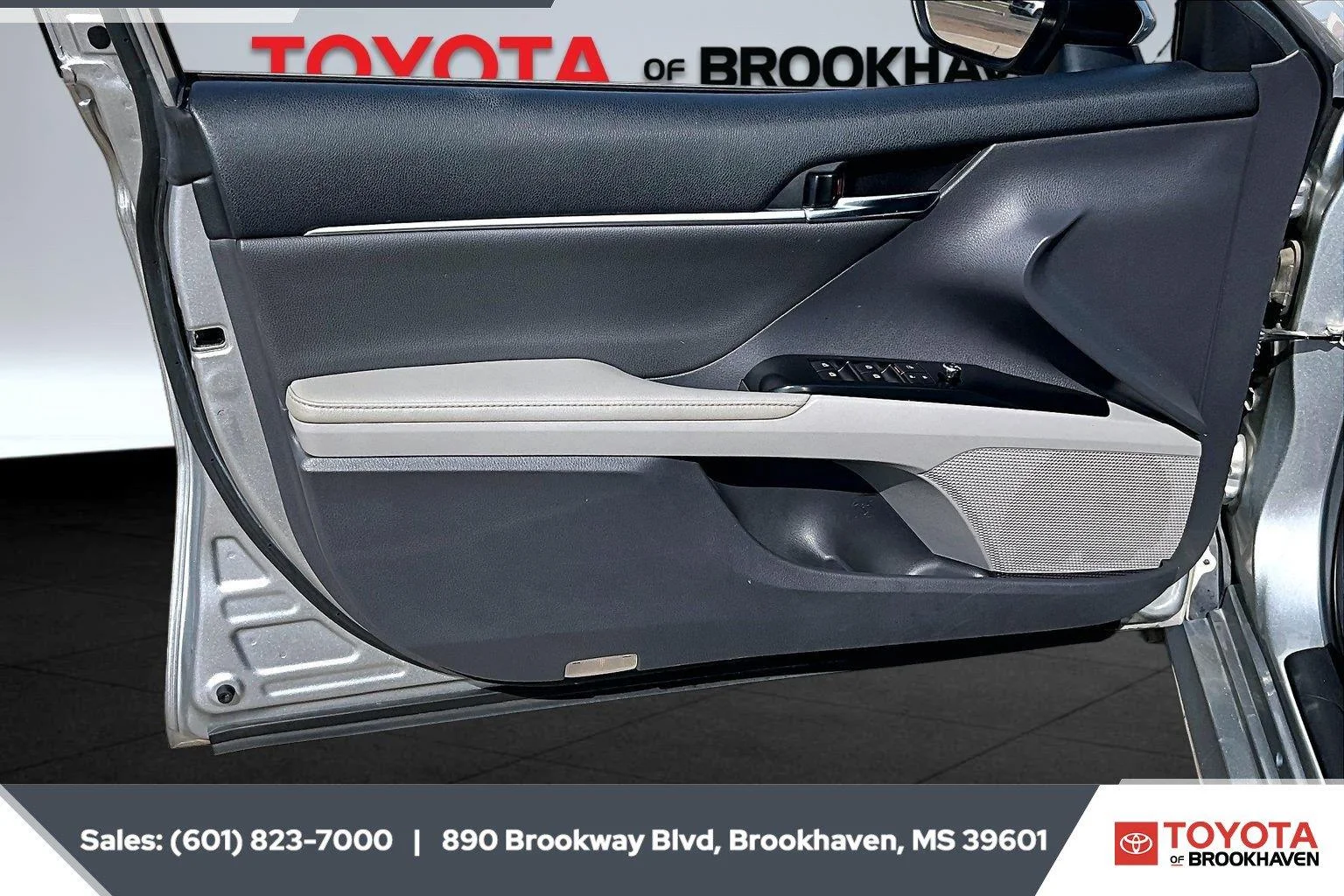 Used 2019 Celestial Silver Metallic Toyota XLE image 17