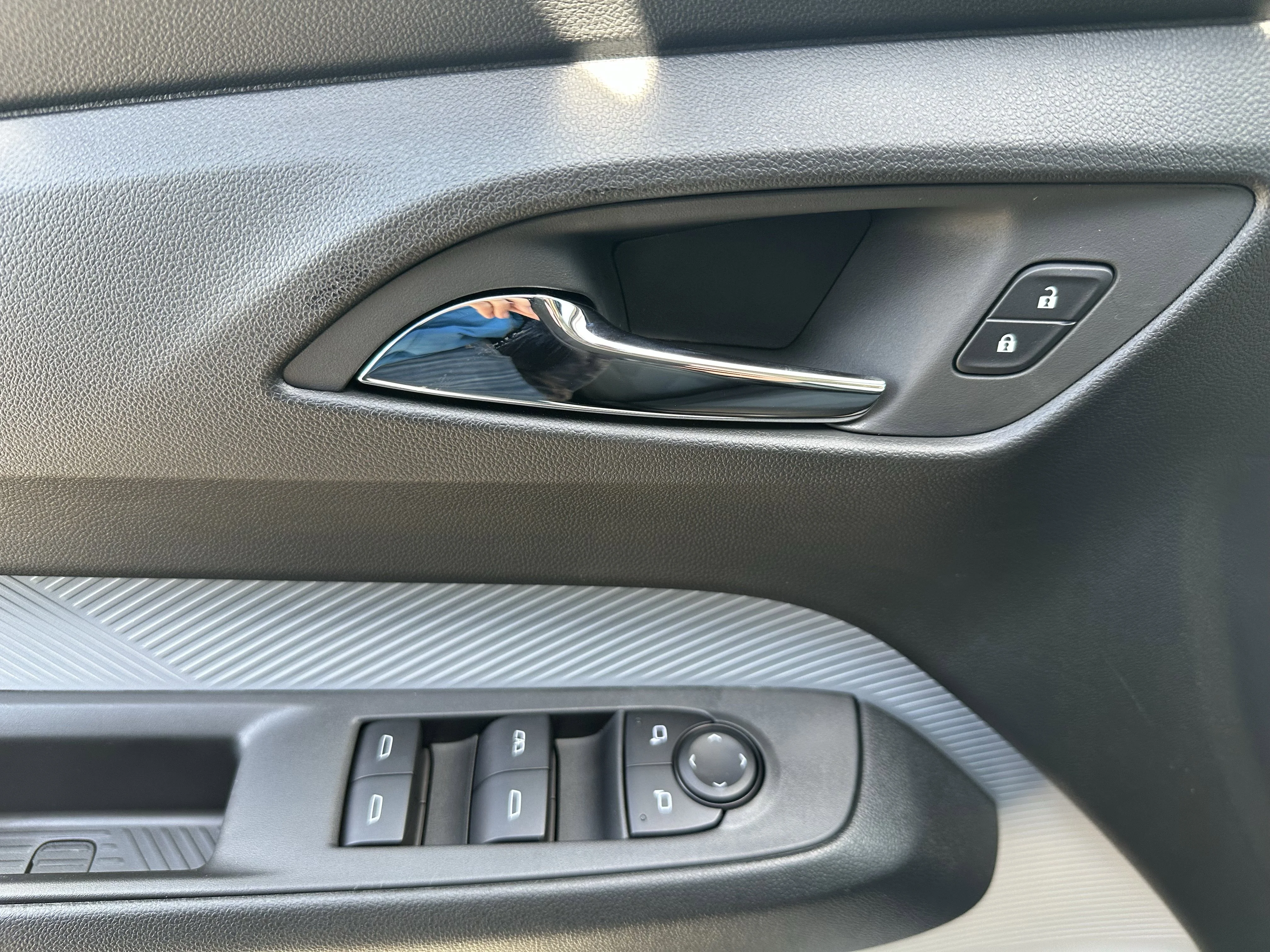 New 2027 Summit White Chevrolet LT image 9