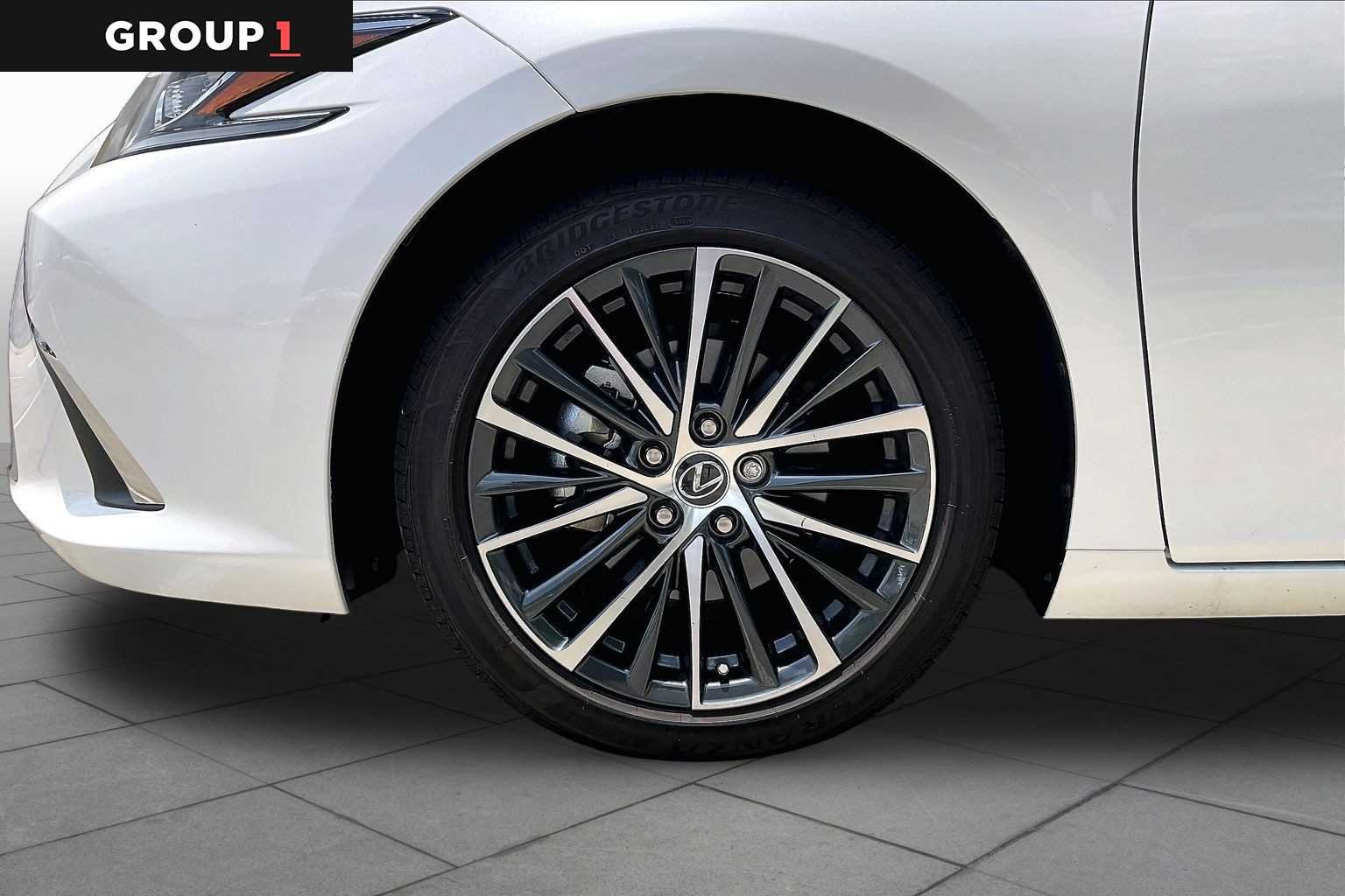 Used 2025 Eminent White Pearl Lexus  image 9