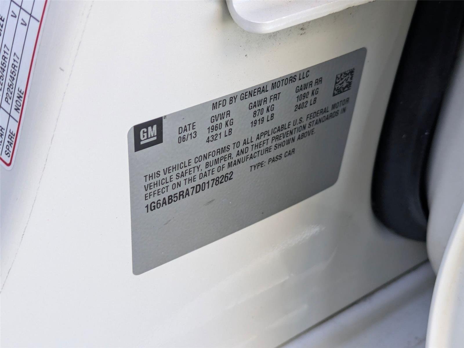 Used 2013 White Diamond Tricoat Cadillac Luxury image 39