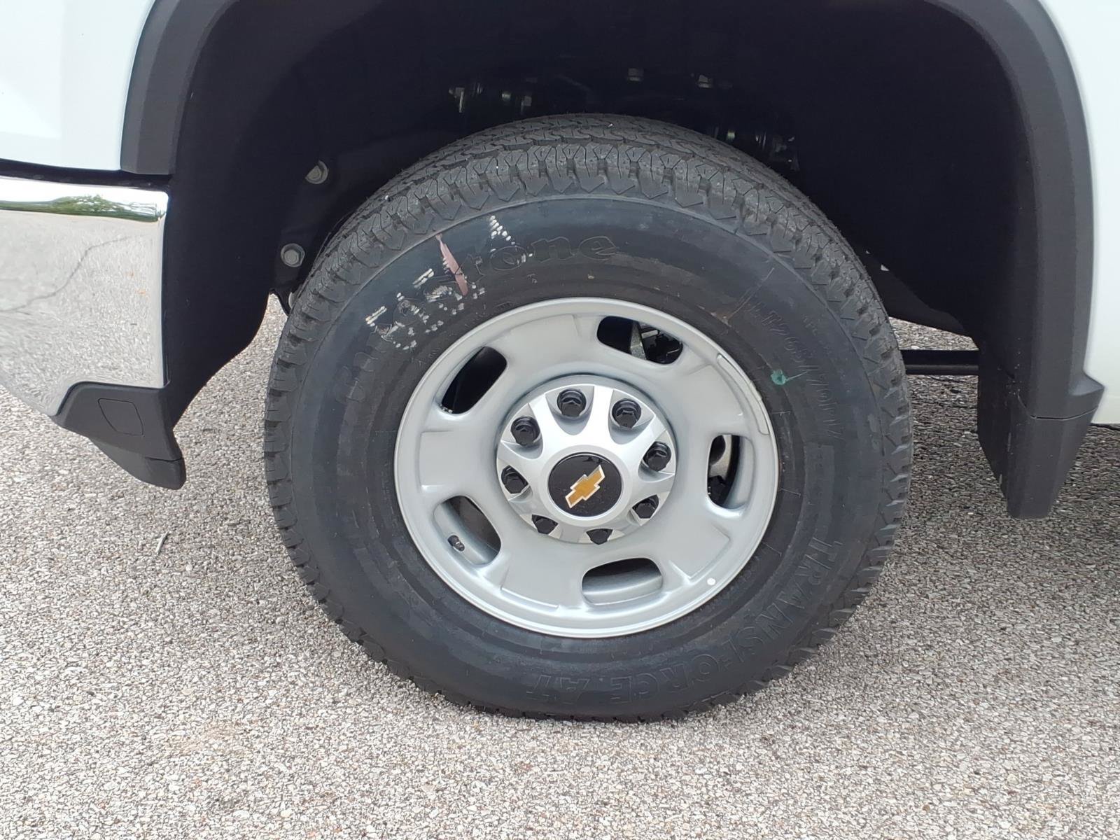 New 2026 Summit White Chevrolet WT image 22