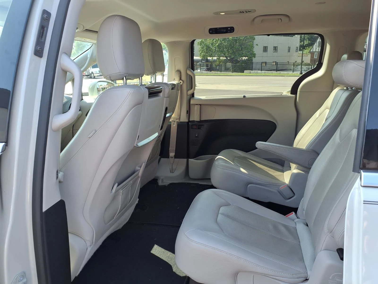 Used 2021 Luxury White Pearlcoat Chrysler Touring L image 23