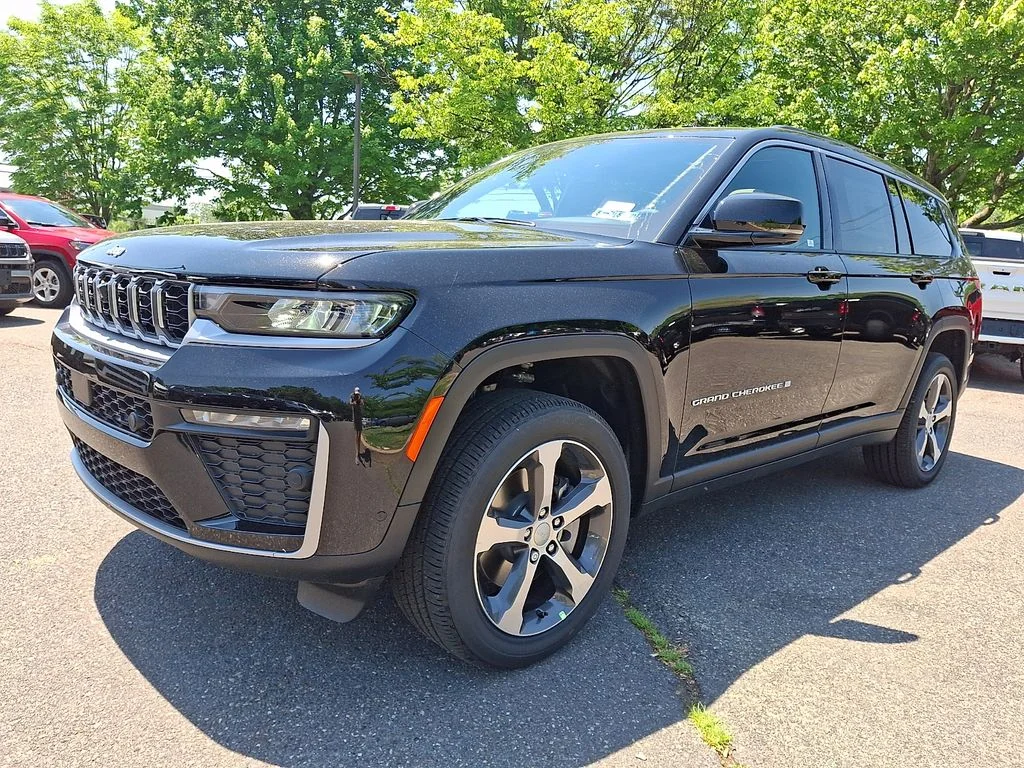 New 2026 Diamond Black Crystal Pearl-Coat Exterior Paint Jeep Limited image 2