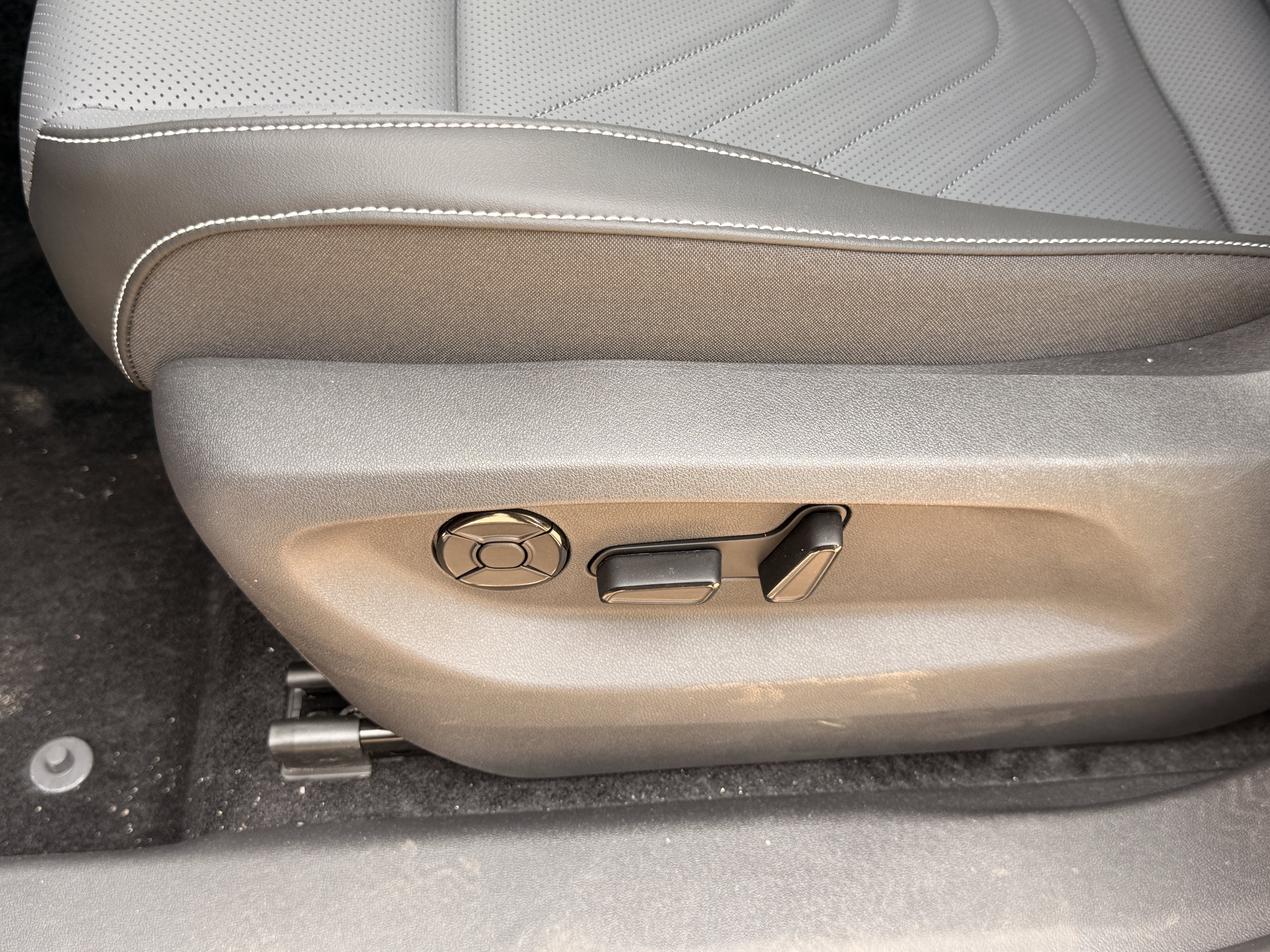 New 2026 Pyrite Silver Metallic Volkswagen SE image 6
