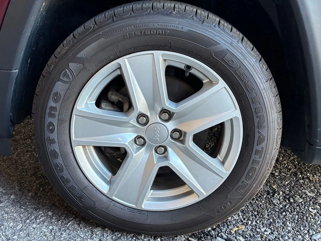Used 2022 Red Jeep Latitude image 38