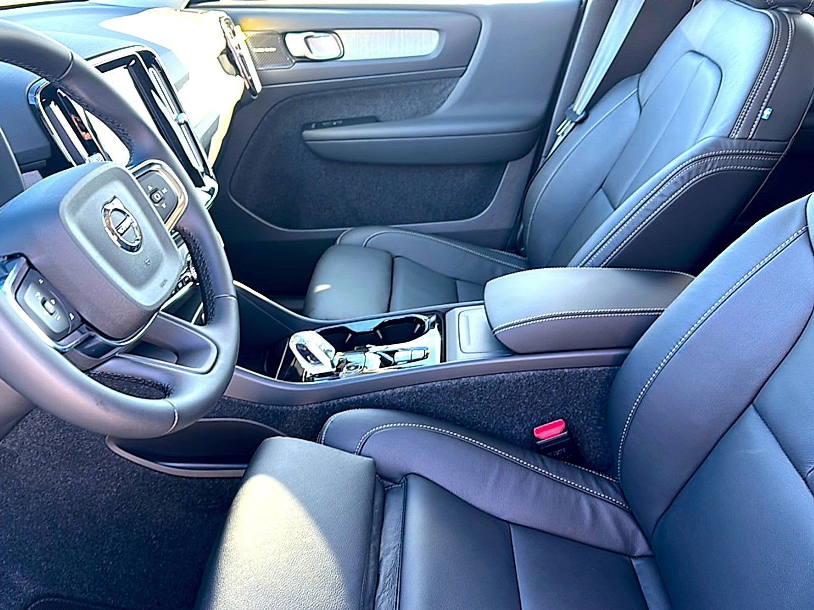 2026 Volvo XC40 Plus - Photo 10