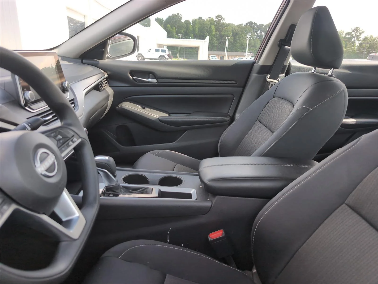 Used 2025 Garnet Pearl Metallic Nissan SV image 2