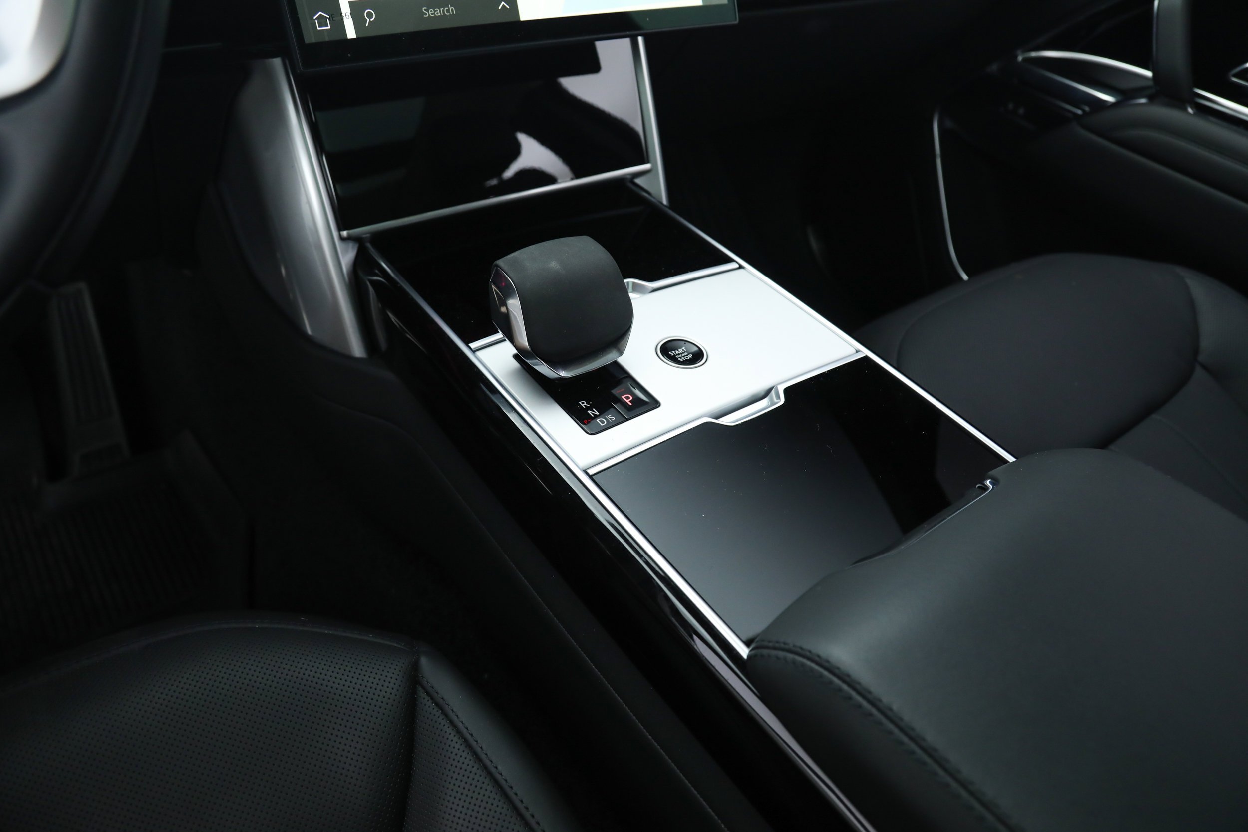 Used 2024 White Land Rover SE image 26