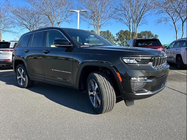 Used 2024 Rocky Mountain Pearlcoat Jeep  image 3