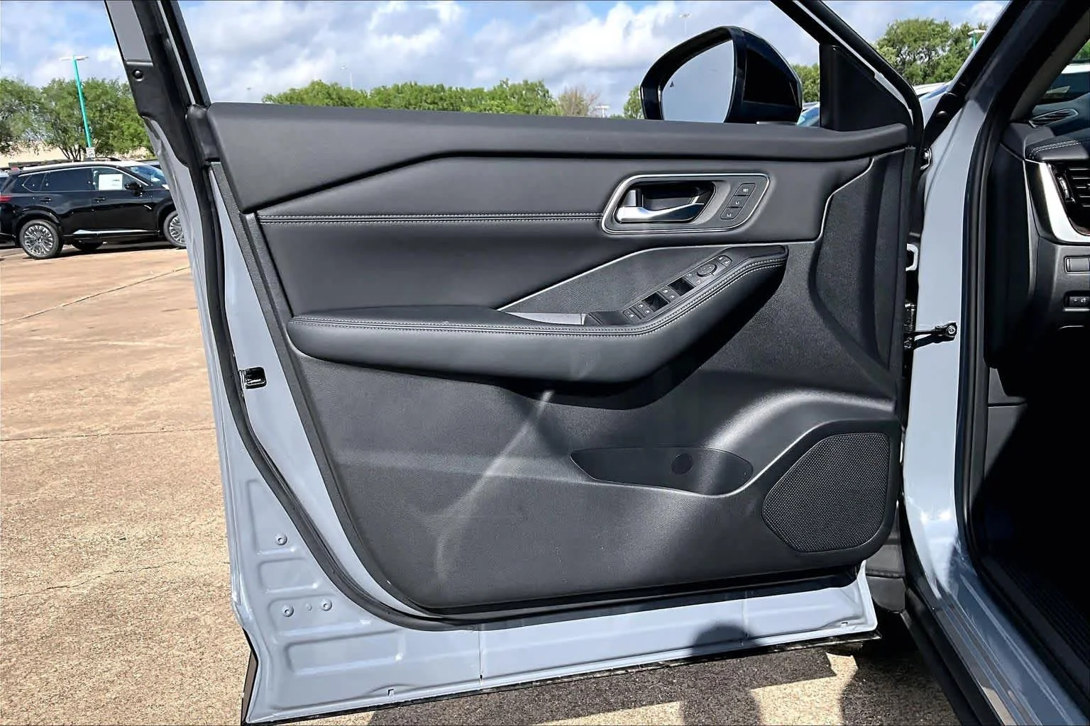 New 2026 Boulder Gray Pearl / Super Black Two-tone Nissan Platinum image 16
