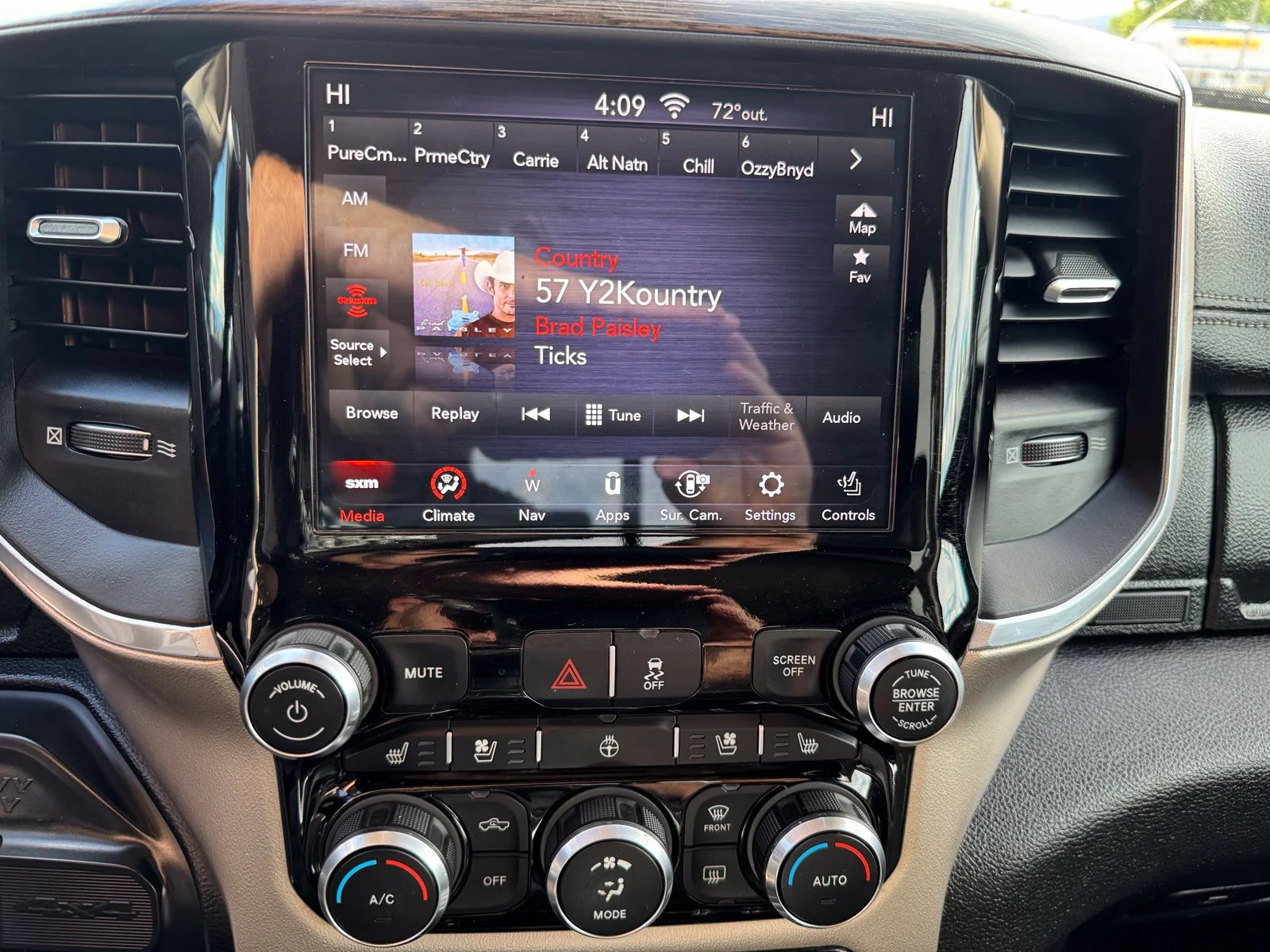 Used 2020 Black Ram Laramie image 24