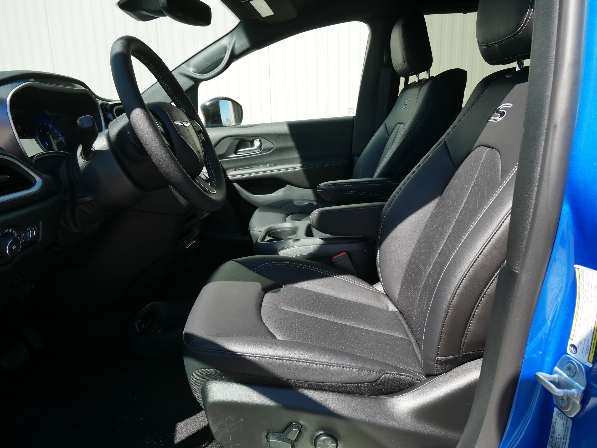 New 2026 Hydro Blue Pearl-Coat Exterior Paint Chrysler Select image 7