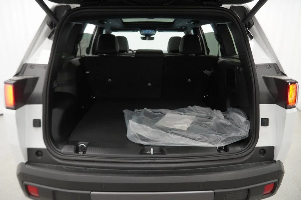 New 2026 Bright White Clear-Coat Exterior Paint Jeep Overland image 30