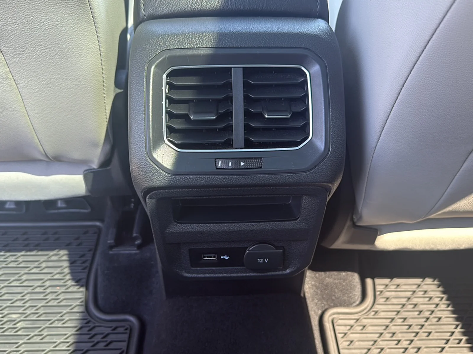 Used 2018 Platinum Gray Metallic Volkswagen SEL 4 MOTION image 27