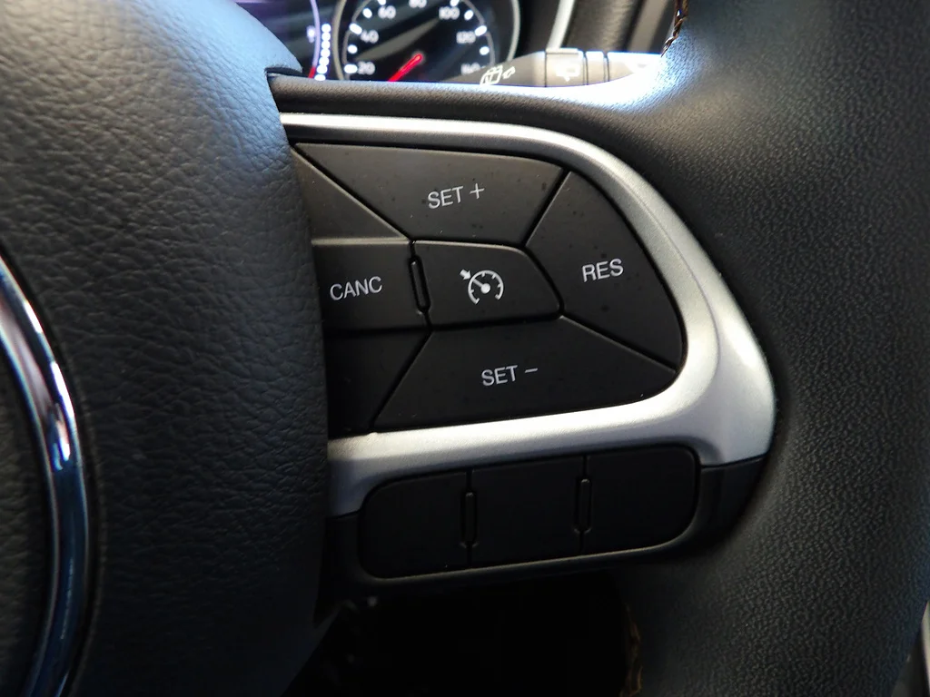 Used 2021 Granite Crystal Metallic Clear Coat Jeep Latitude image 29