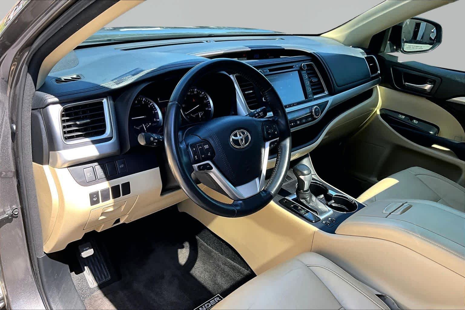 Used 2018 Predawn Gray Mica Toyota XLE image 18