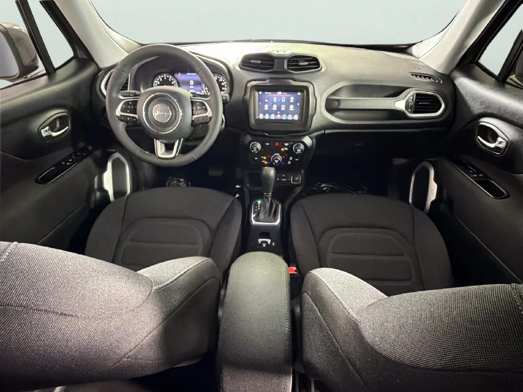 Used 2021  Jeep Latitude image 32