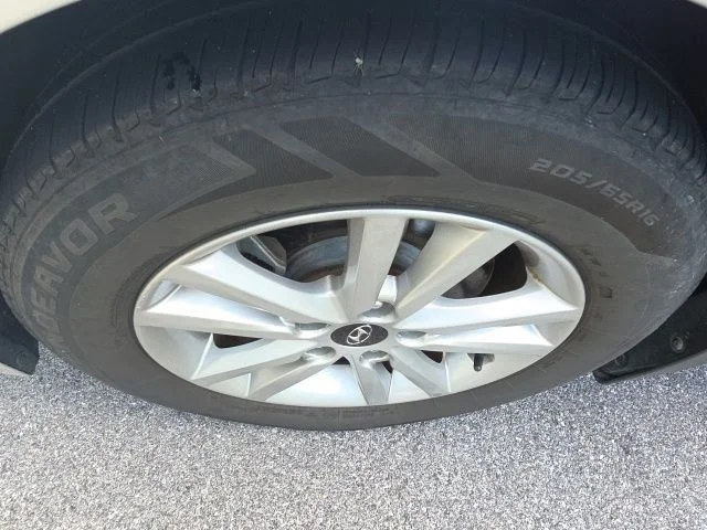 Used 2015 Silver Hyundai SE image 3