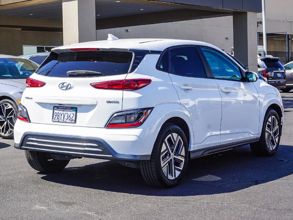 Used 2022 White Hyundai SEL image 7