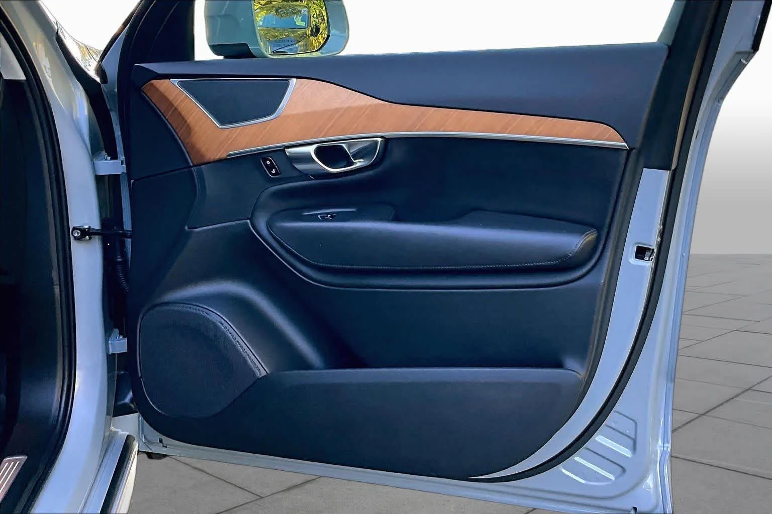 Certified Used 2025 Vapour Grey Volvo Plus image 22