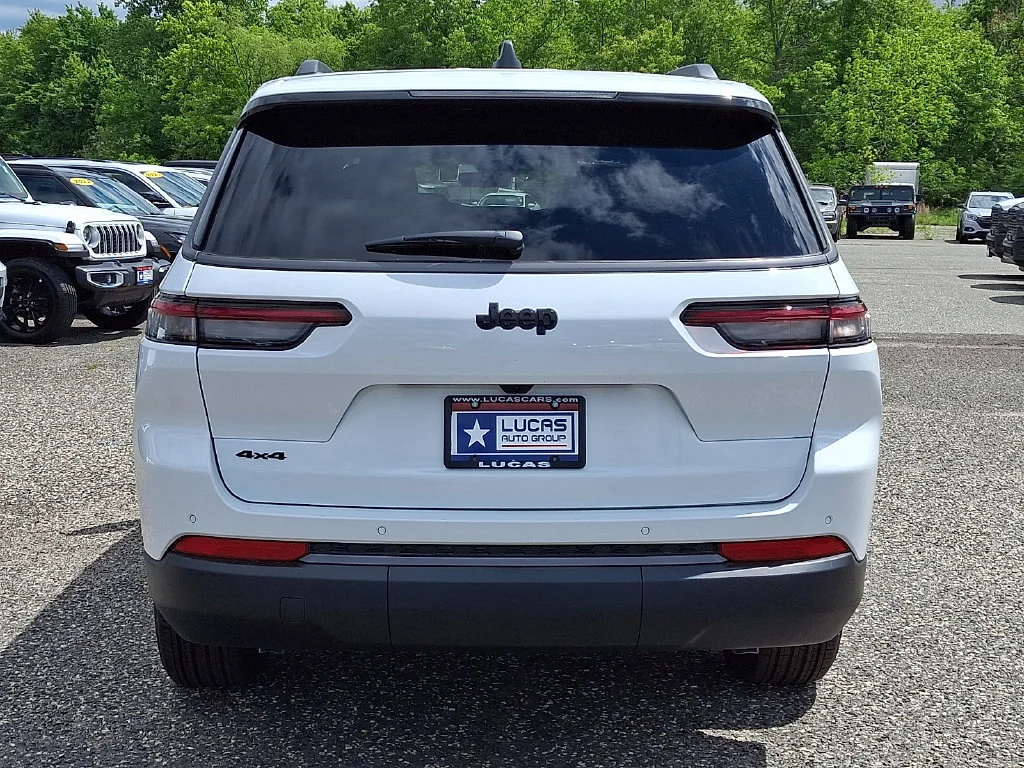New 2026 Bright White Clear-Coat Exterior Paint Jeep Laredo Altitude image 7