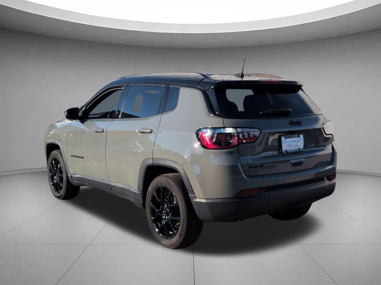 Used 2024 Baltic Gray Metallic Clearcoat Jeep Latitude image 3