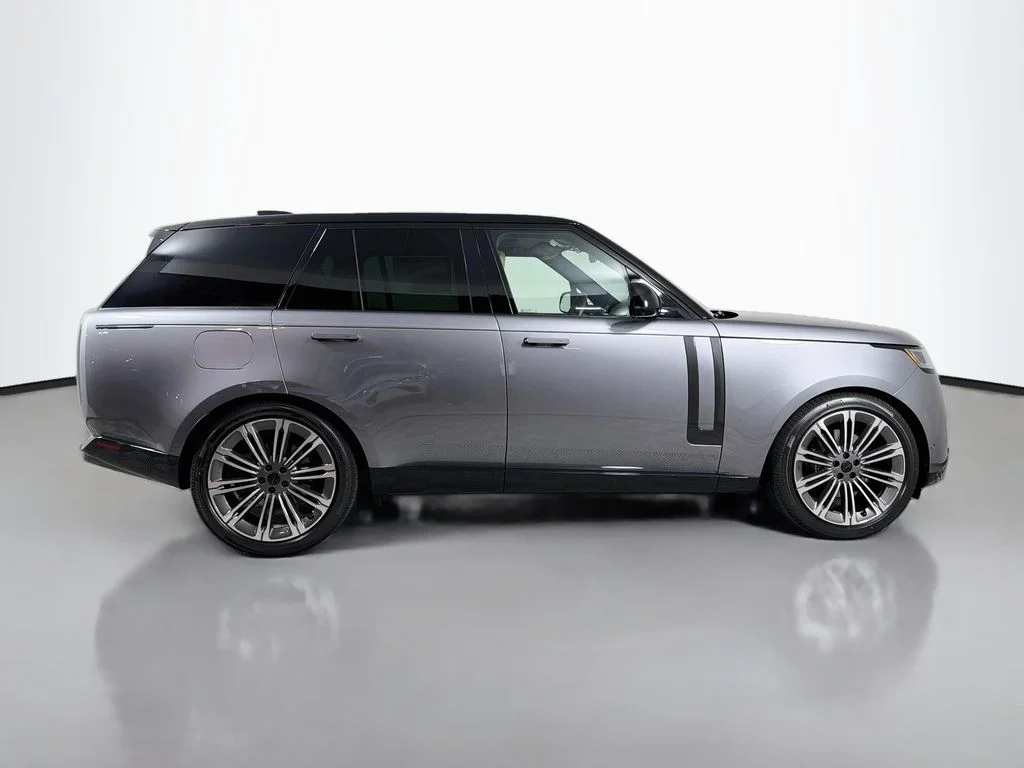 New 2026 Eiger Grey Land Rover SE image 4