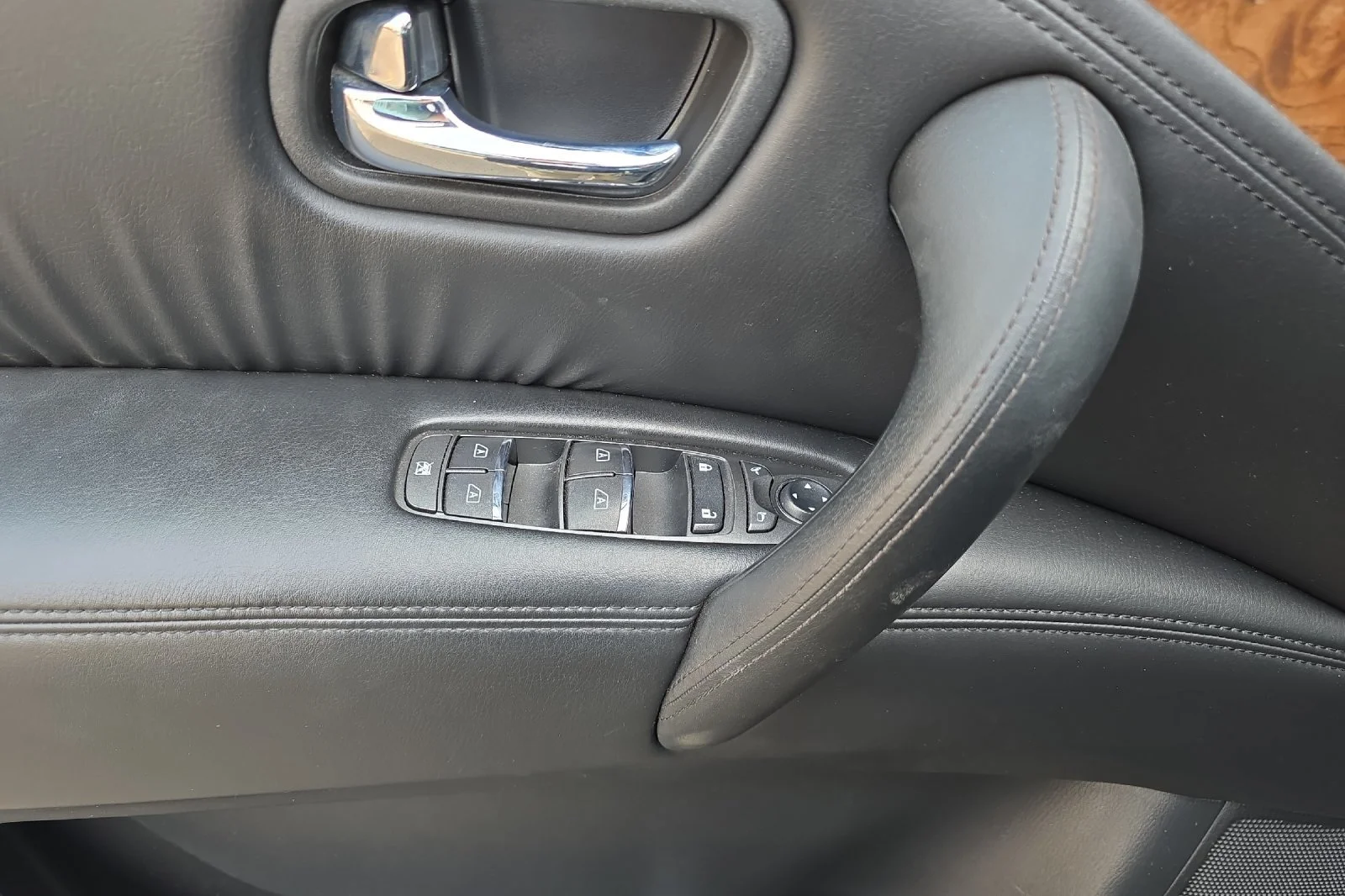 Used 2022 Hermosa Blue Pearl Nissan SL image 9