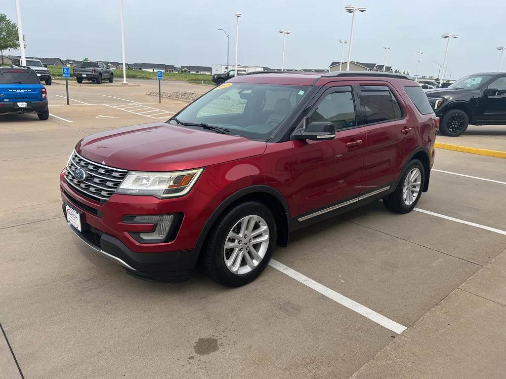 Used 2017 Ruby Red Metallic Tinted Clearcoat Ford XLT image 4