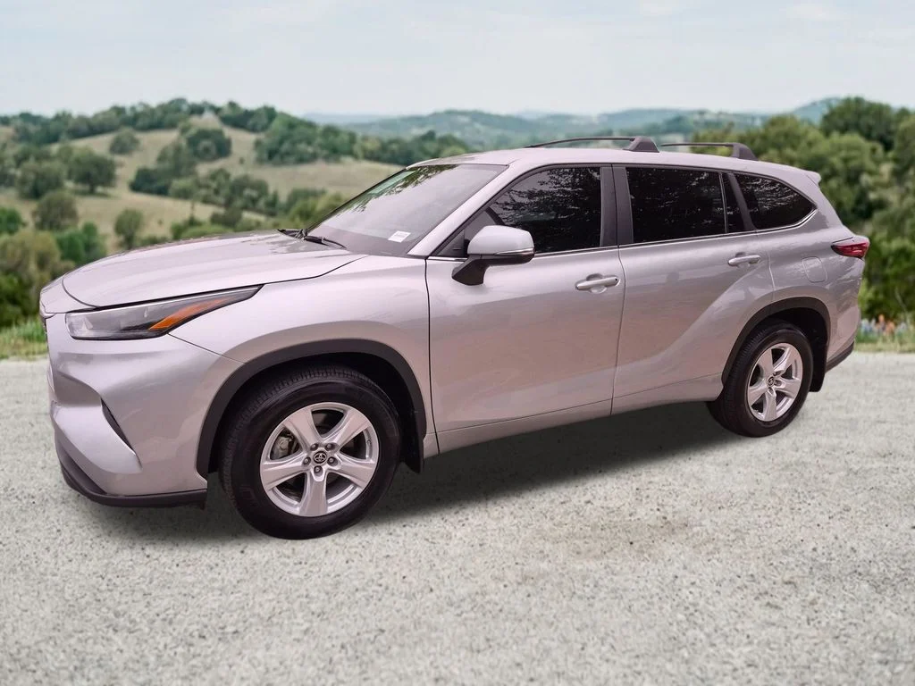 Used 2023 Silver Toyota L image 4
