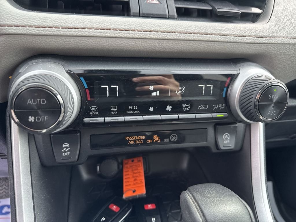 Used 2022 White Toyota XLE image 19