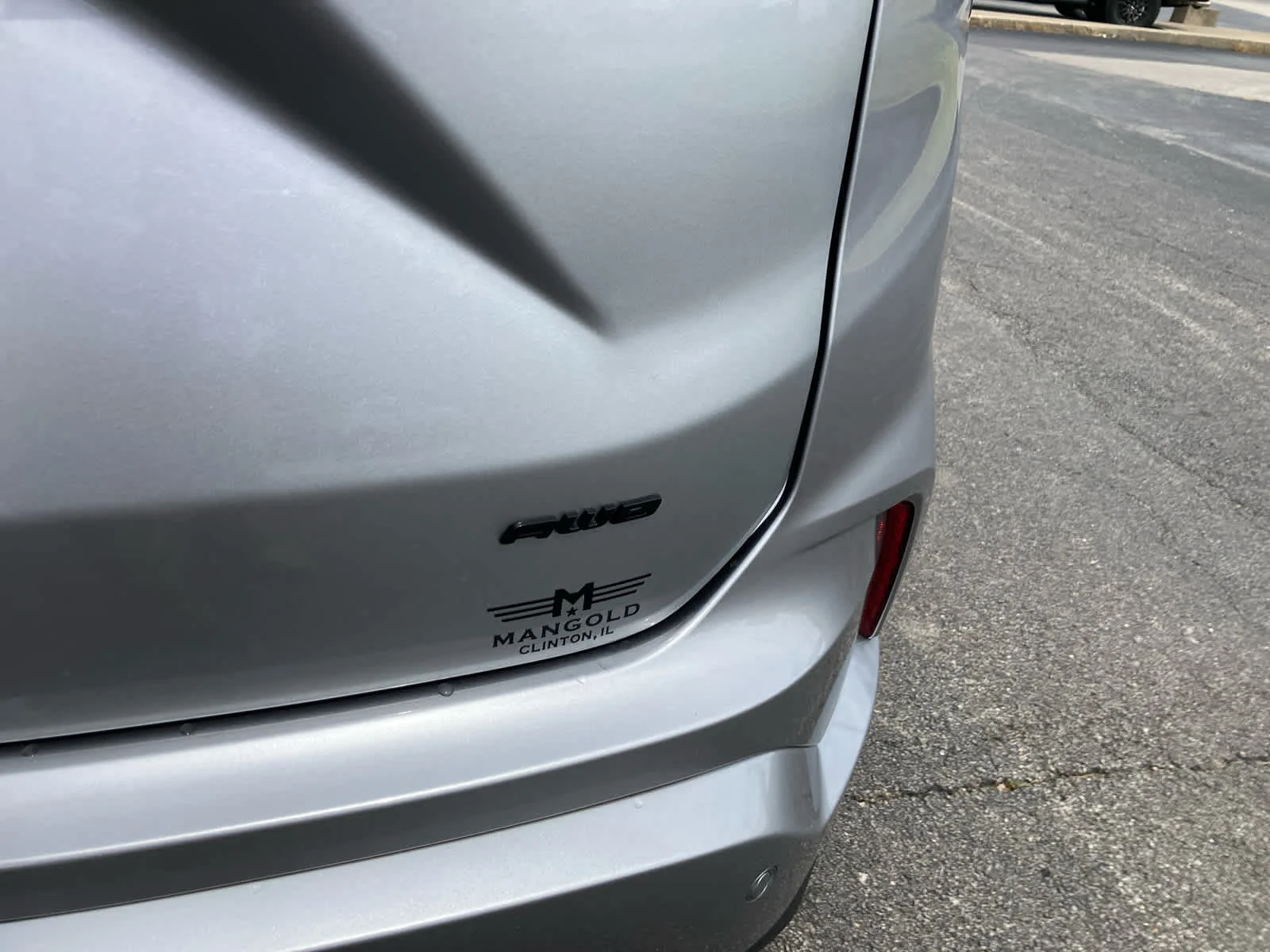 New 2023 Iconic Silver Metallic Ford SE image 17