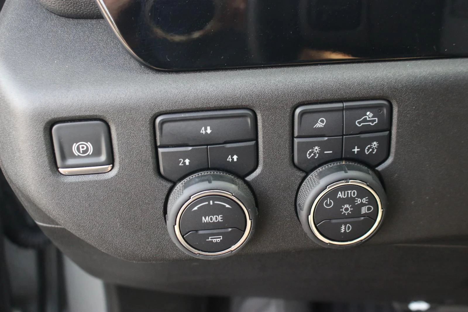 Used 2025 Sterling Gray Metallic Chevrolet LT image 31