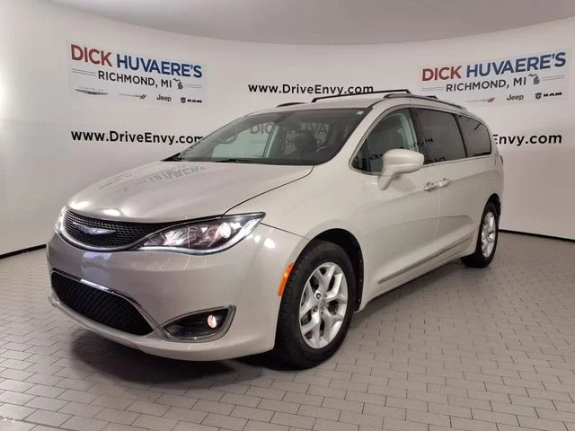 2017 Chrysler Pacifica Touring-L Plus's photo