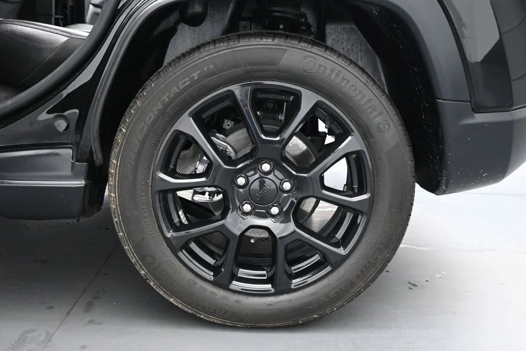 Used 2022 Black Jeep Altitude image 19