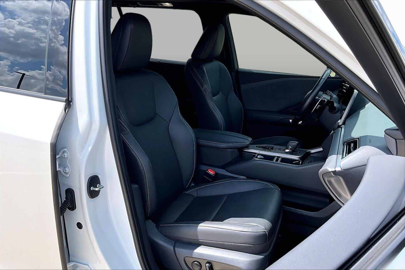 Used 2025 Wind Chill Pearl Lexus Premium image 9