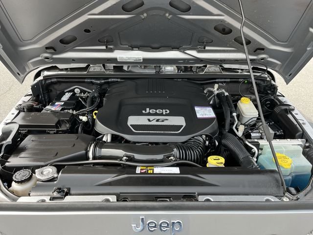 Used 2015 Silver Jeep Unlimited Sport image 19