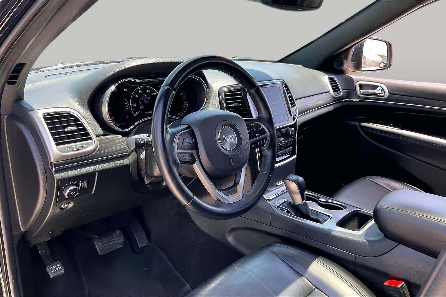 Used 2022 Diamond Black Crystal Pearlcoat Jeep Limited image 18