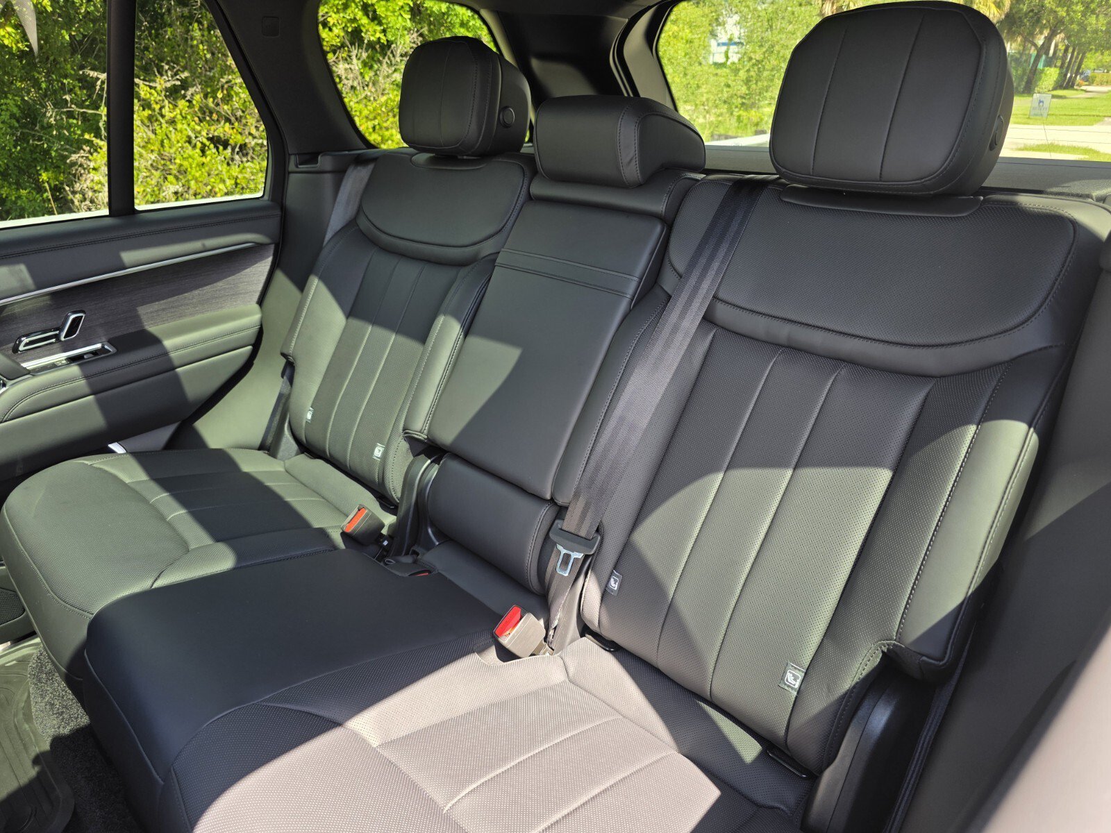 New 2026 Carpathian Grey Land Rover P400 SE image 13